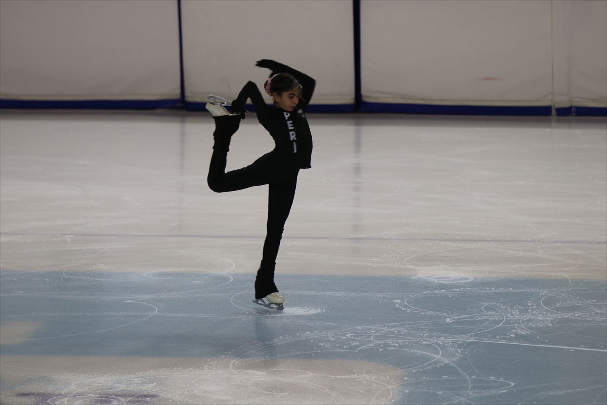 Artistik Buz Pateni Türkiye Şampiyonası, Kocaeli'de başladı