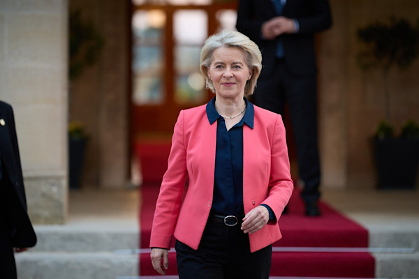 Avrupa Komisyonu Başkanı Von der Leyen, Letonya Başbakanı Kulbergs ile görüştü Avrupa Komisyonu Başkanı Von der Leyen, Letonya Başbakanı Kulbergs ile görüştü