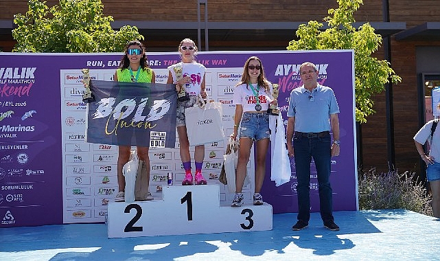 Ayvalık'ta yarı maratonun şampiyonları ödüllerini aldı