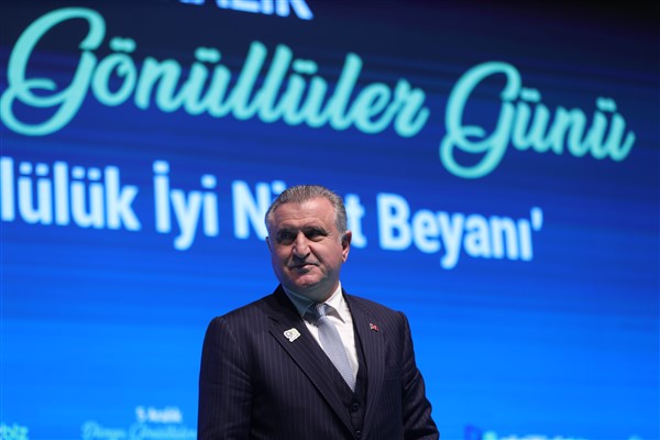 Bakan Bak, Zeynep Sönmez’i tebrik etti Bakan Bak, Zeynep Sönmez’i tebrik etti