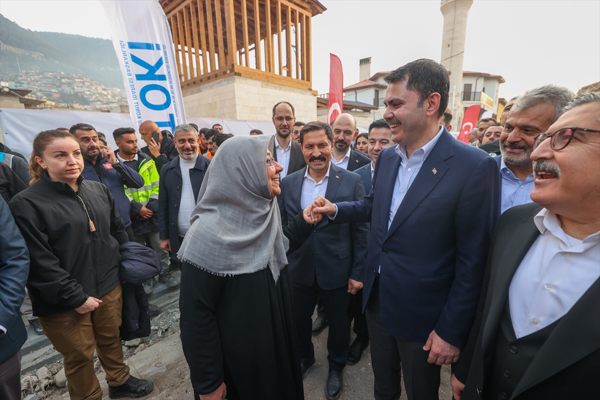 Bakan Kurum, Hatay'da, 455 bininci afet konutu teslimi öncesi incelemelerde bulundu