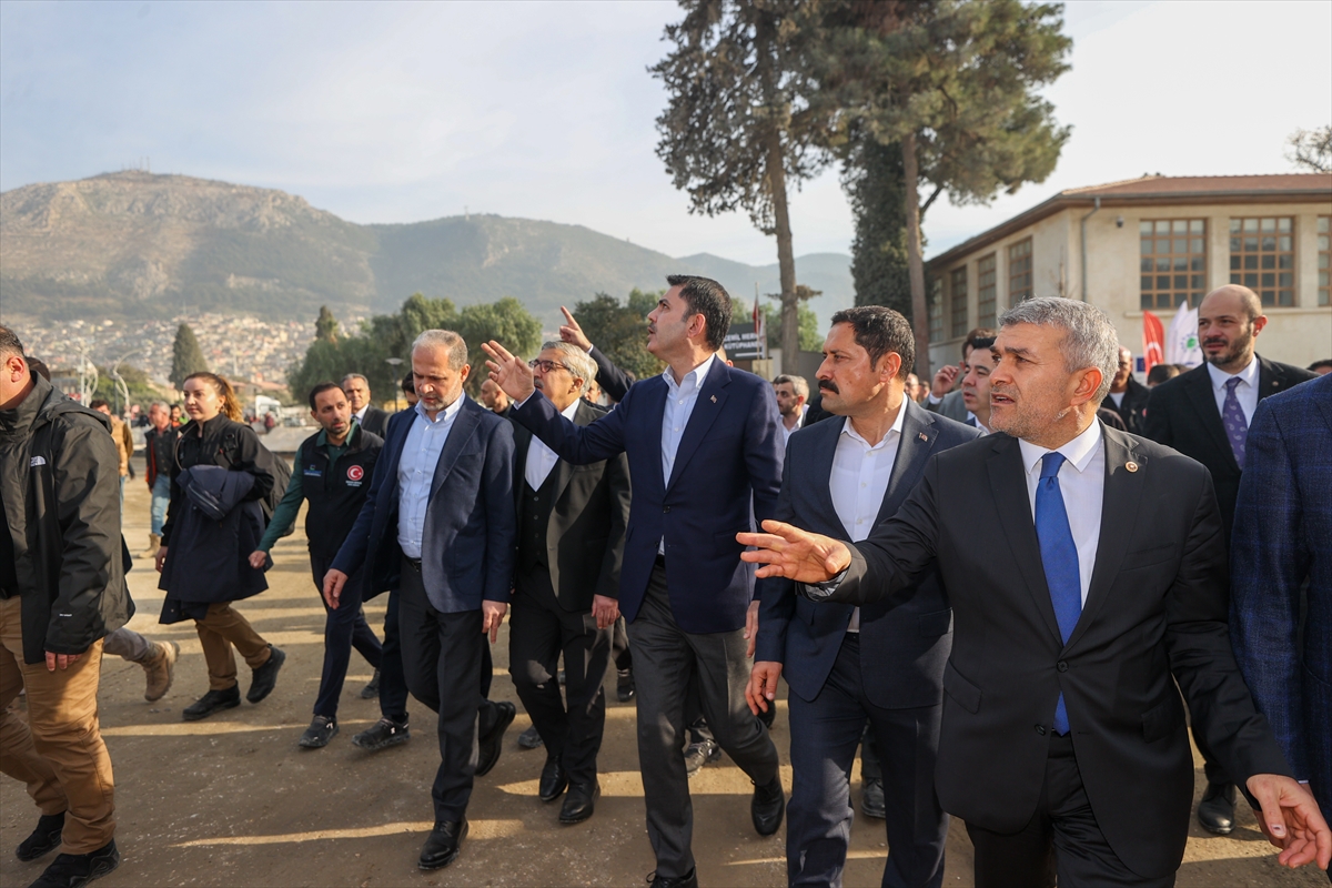 Bakan Kurum, Hatay'da, 455 bininci afet konutu teslimi öncesi incelemelerde bulundu