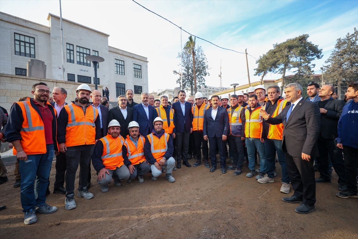 Bakan Kurum, Hatay'da, 455 bininci afet konutu teslimi öncesi incelemelerde bulundu