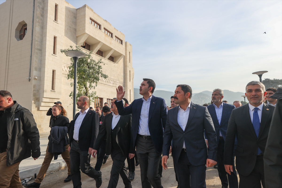 Bakan Kurum, Hatay'da, 455 bininci afet konutu teslimi öncesi incelemelerde bulundu
