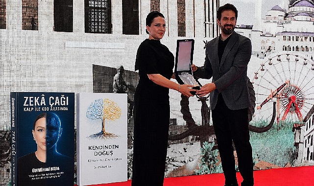 Bakan Yardımcısı Dr. Batuhan Mumcu, Araştırmacı Yazar Ümmühani Kara'ya Ödülünü Takdim Etti 