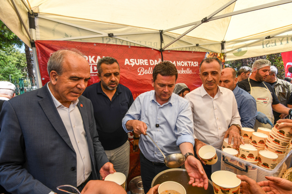 Başkan Aydın, vatandaşlara aşure ikram etti Başkan Aydın, vatandaşlara aşure ikram etti