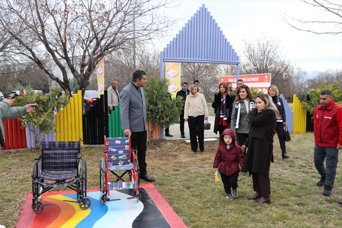 Beşiktaş Kulübünün "İyiliğe Kanat Aç Projesi" kapsamında Elazığ'a gelen heyet ziyaretlerde bulundu Beşiktaş Kulübünün "İyiliğe Kanat Aç Projesi" kapsamında Elazığ'a gelen heyet ziyaretlerde bulundu