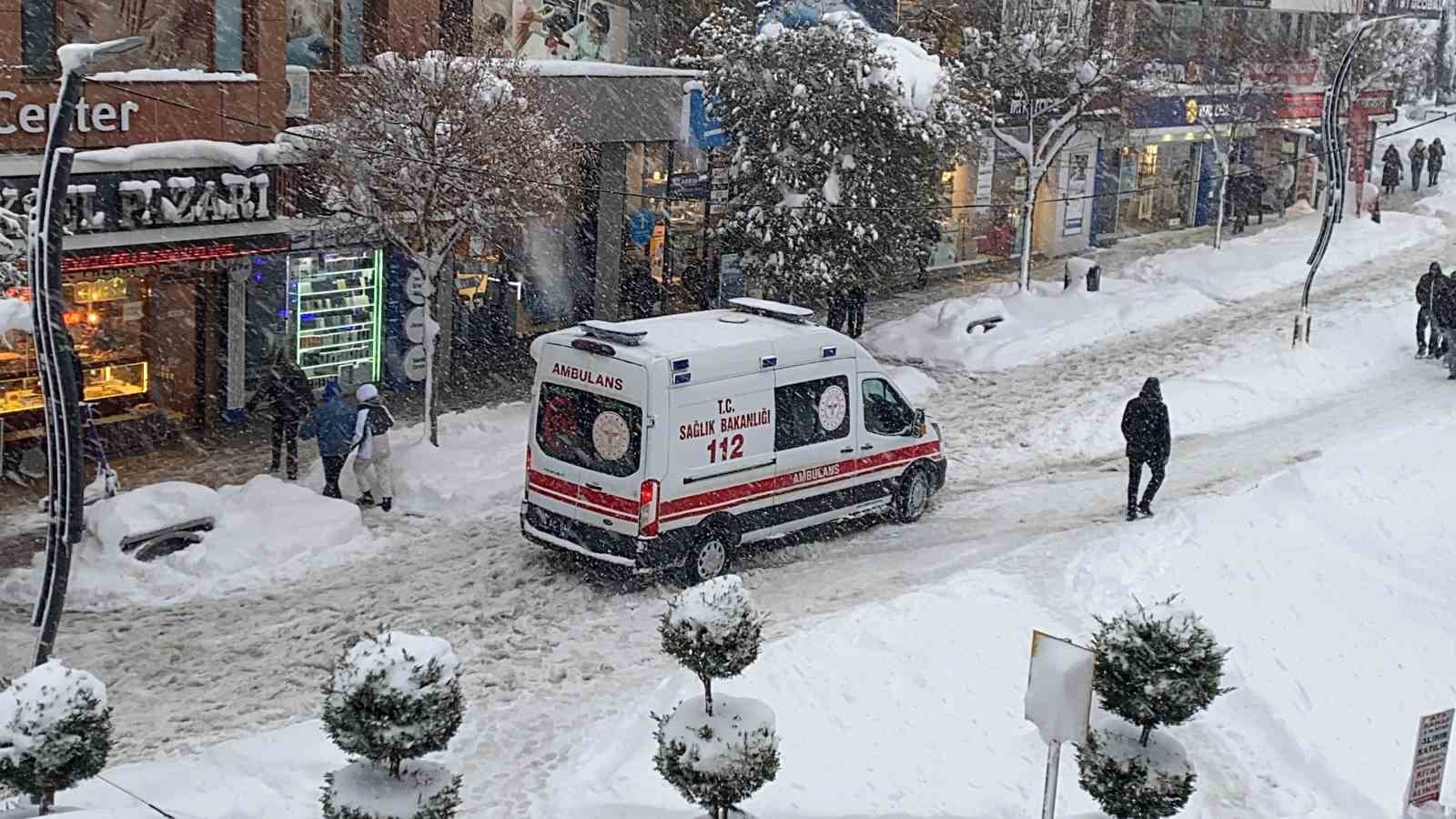 Bolu’da bir ambulansın karla imtihanı kamerada