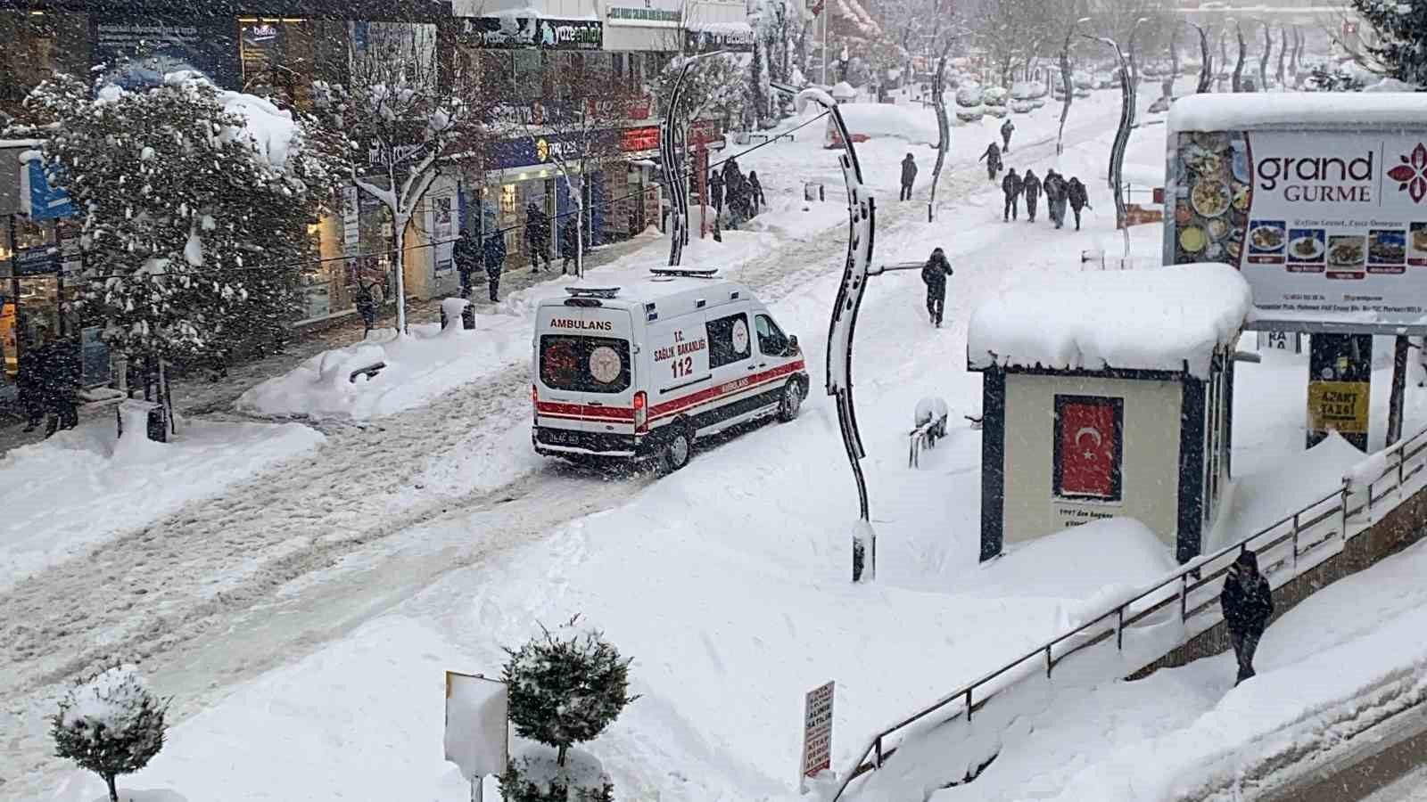 Bolu’da bir ambulansın karla imtihanı kamerada