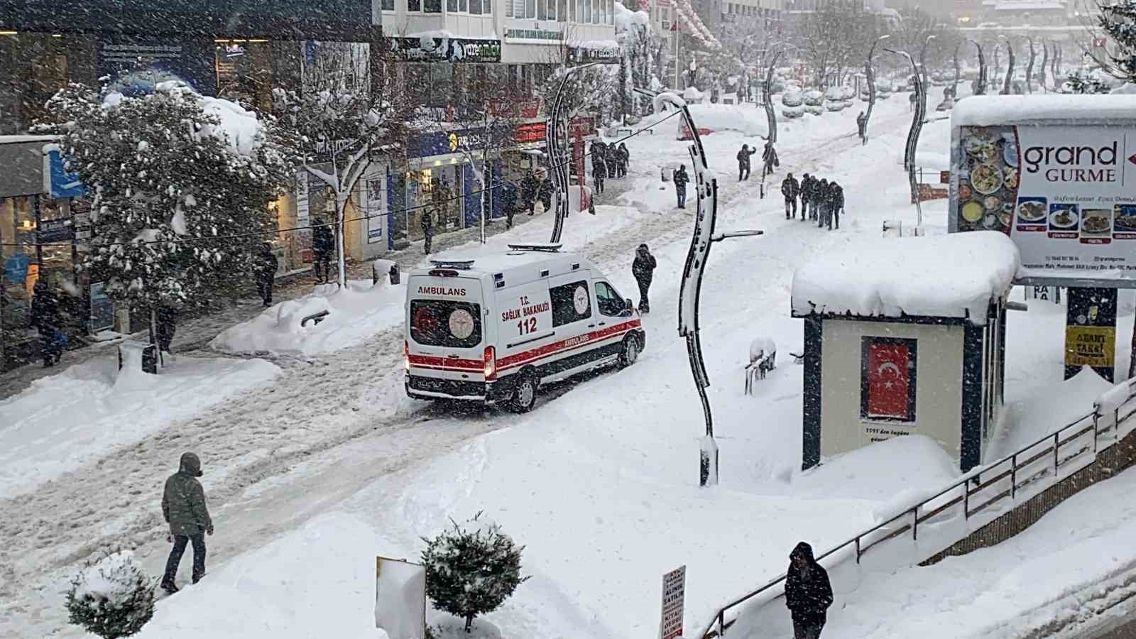 Bolu’da bir ambulansın karla imtihanı kamerada