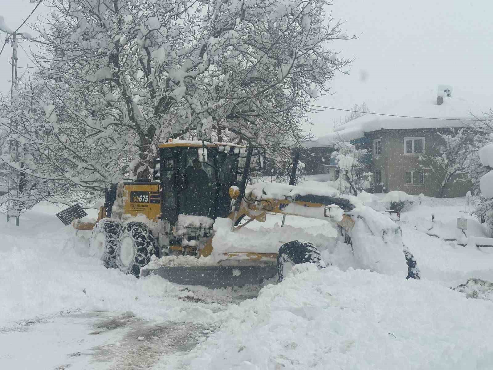Bolu’da kardan kapanan 191 köy yolu ulaşıma açıldı