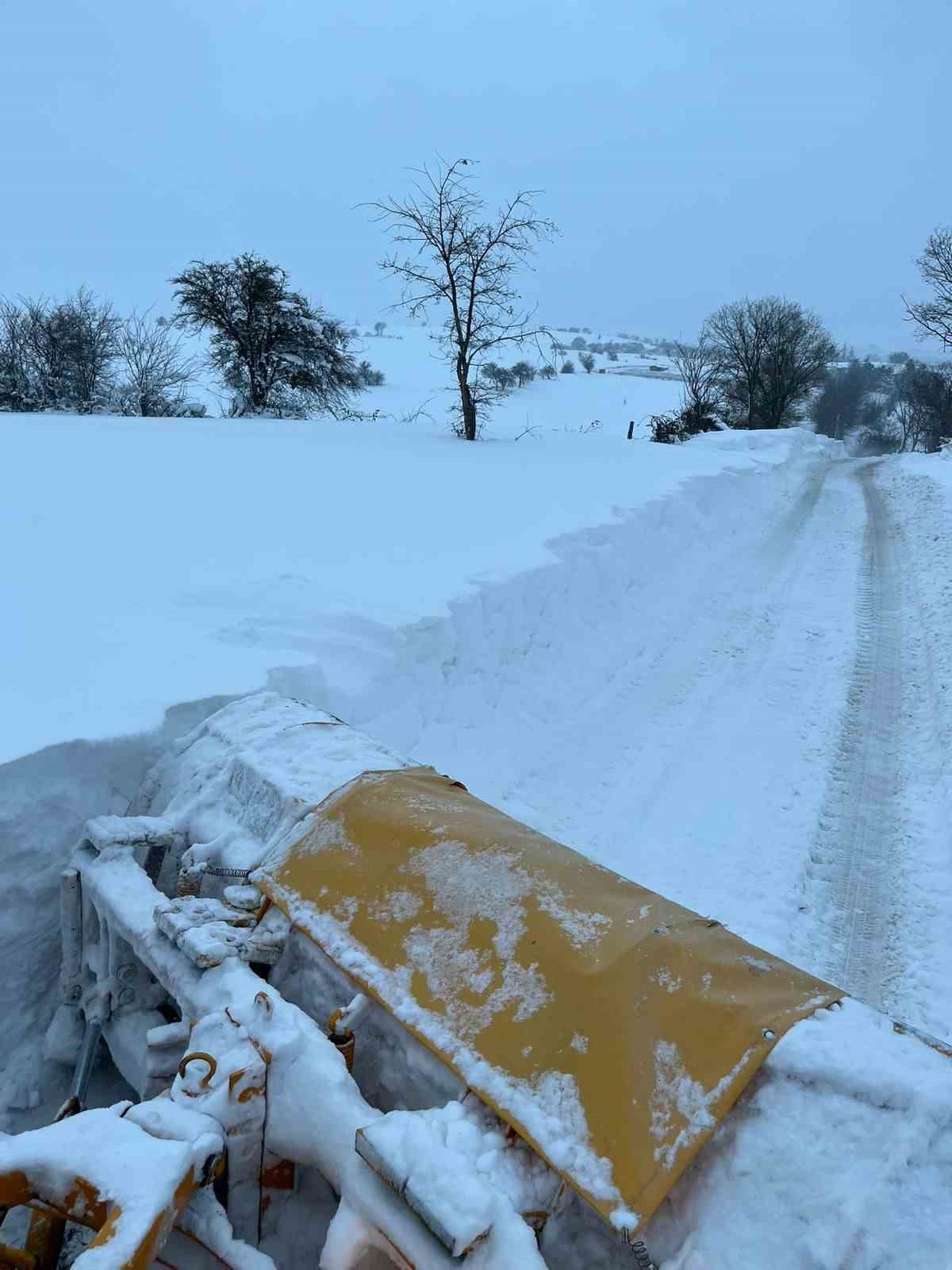 Bolu’da kardan kapanan 191 köy yolu ulaşıma açıldı