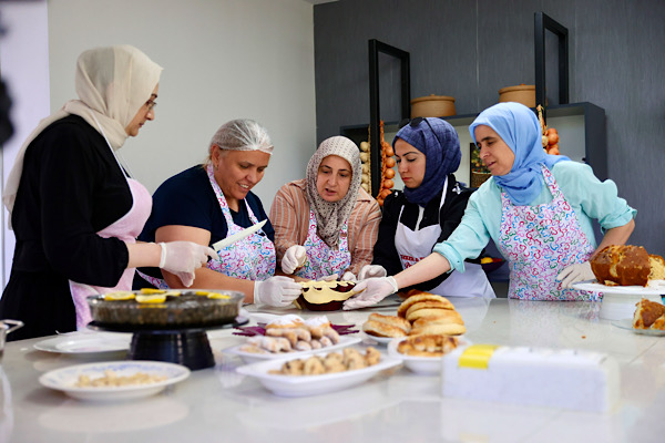 Buca'da kadınlara yönelik aşçılık ve pastacılık kursları düzenleniyor