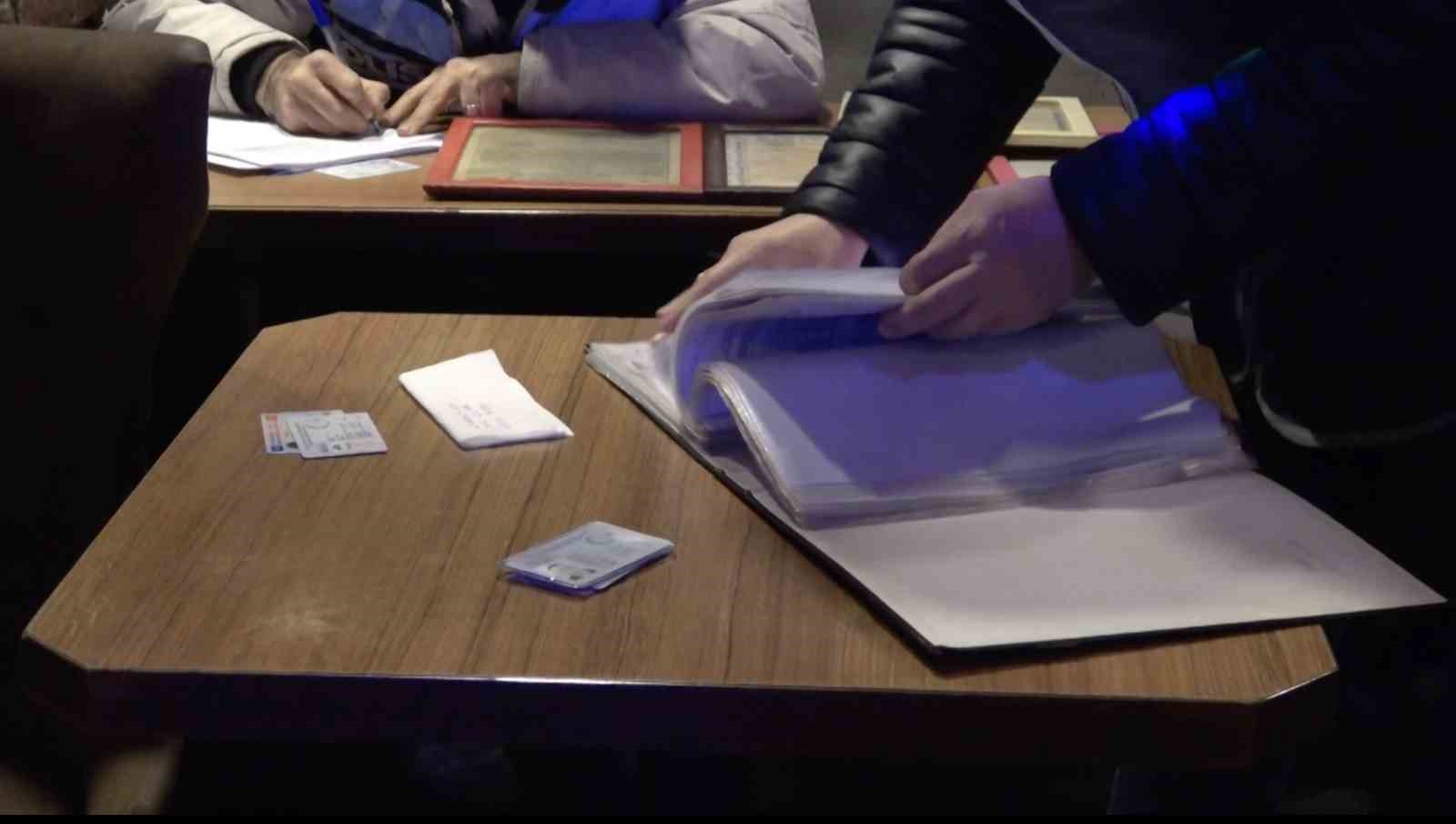 Bursa’da yılbaşı öncesi geniş çaplı uygulama: Kaçak ve sahte alkole geçit yok Bursa’da yılbaşı öncesi geniş çaplı uygulama: Kaçak ve sahte alkole geçit yok