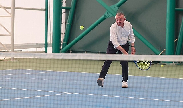 Büyükakın mesajını bu kez tenis kortundan verdi: 'Kocaeli'de herkes, her sporu yapabiliyor'