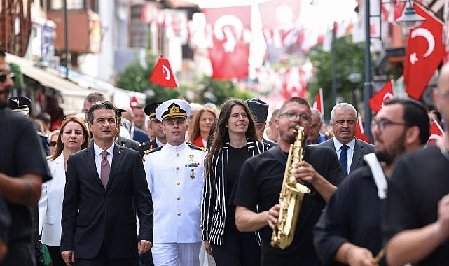 Çeşme kurtuluşunun 104. yılını gururla kutladı