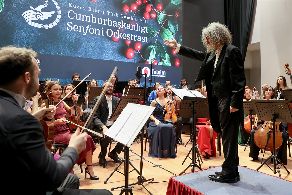 CHP Genel Başkanı Özel, KKTC Cumhurbaşkanlığı Senfoni Orkestrası'nın yeni yıl konserini izledi