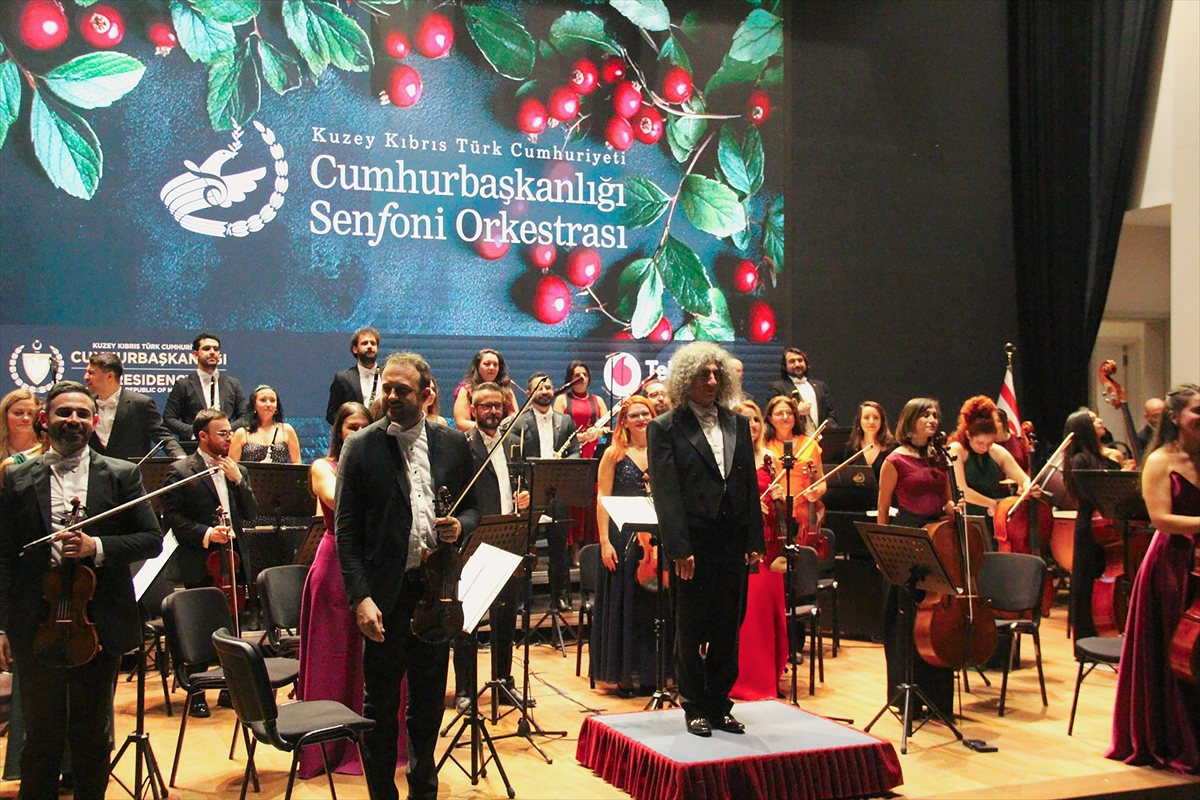 CHP Genel Başkanı Özel, KKTC Cumhurbaşkanlığı Senfoni Orkestrası'nın yeni yıl konserini izledi