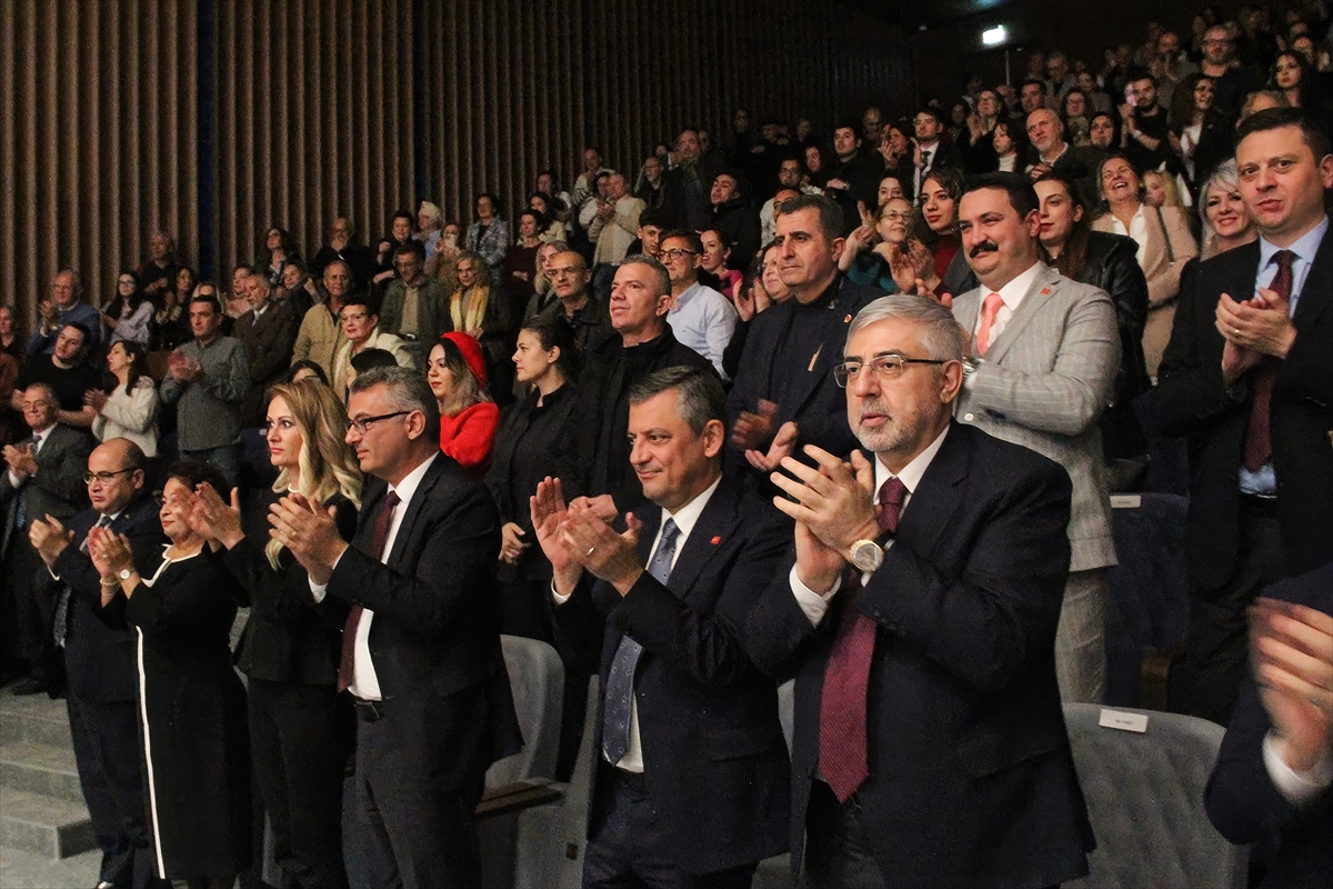 CHP Genel Başkanı Özel, KKTC Cumhurbaşkanlığı Senfoni Orkestrası'nın yeni yıl konserini izledi