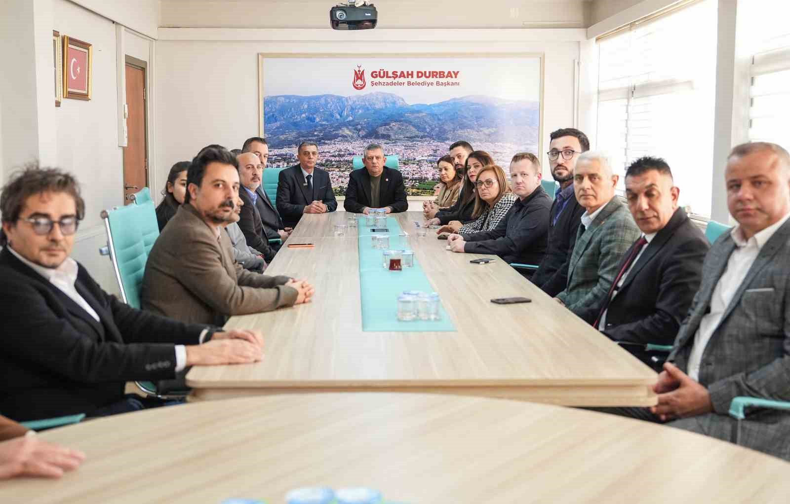 CHP Genel Başkanı Özel, Şehzadeler Belediyesini ziyaret etti