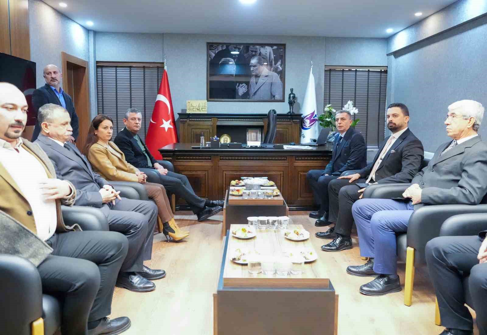 CHP Genel Başkanı Özel, Şehzadeler Belediyesini ziyaret etti