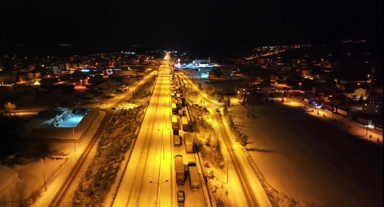 D-100 karayolunda kar çilesi: Araçlar mahsur kaldı