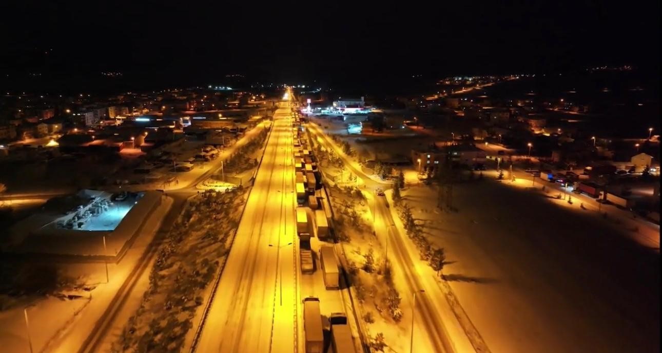 D-100 karayolunda kar çilesi: Araçlar mahsur kaldı