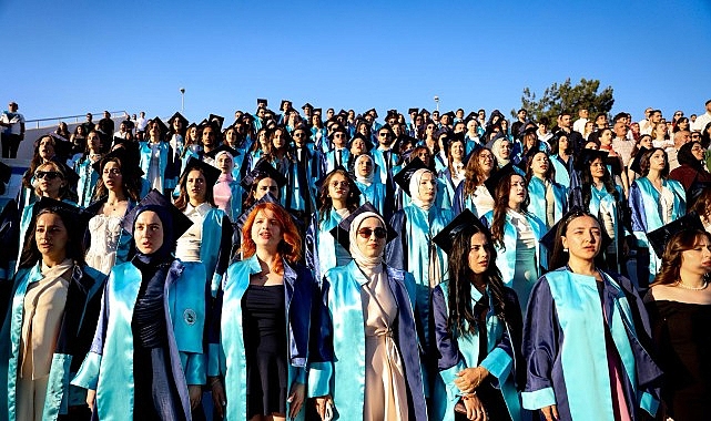 DEÜ Hemşirelik Fakültesi'nde Mezuniyet Coşkusu