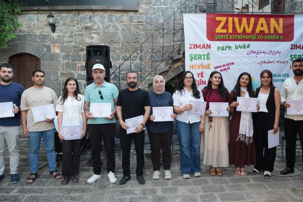 Diyarbakır’da çok dilli kursları tamamlayan 100 kursiyer belgelerini aldı