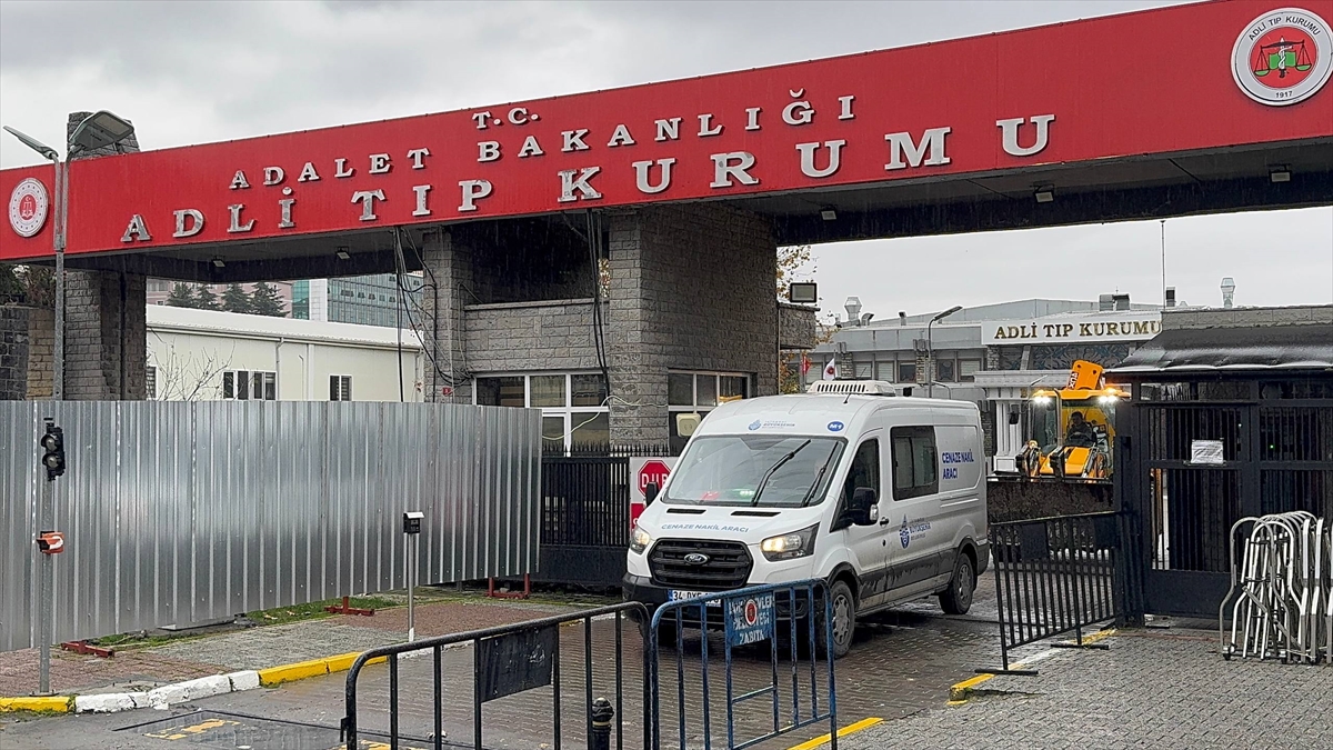 Esenyurt'ta servis midibüsü kazasında ölen 3 kişinin cenazesi Adli Tıp Kurumunda