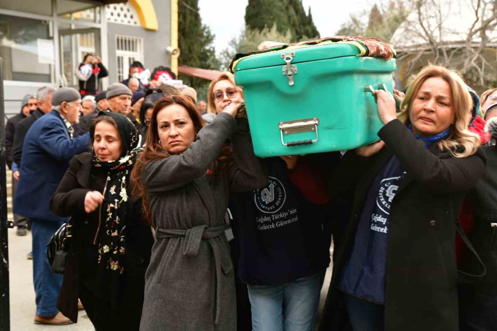 Eşi tarafından öldürülen kadının tabutunu kadınlar taşıdı Eşi tarafından öldürülen kadının tabutunu kadınlar taşıdı