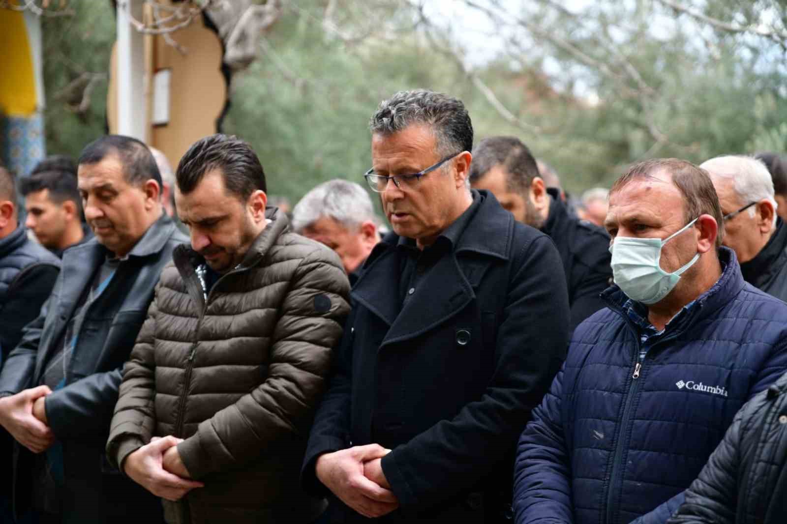 Eşi tarafından öldürülen kadının tabutunu kadınlar taşıdı Eşi tarafından öldürülen kadının tabutunu kadınlar taşıdı