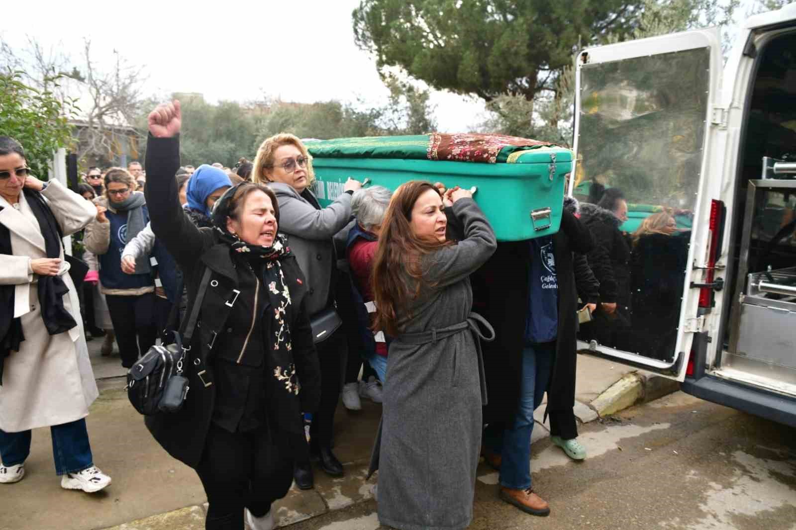 Eşi tarafından öldürülen kadının tabutunu kadınlar taşıdı Eşi tarafından öldürülen kadının tabutunu kadınlar taşıdı