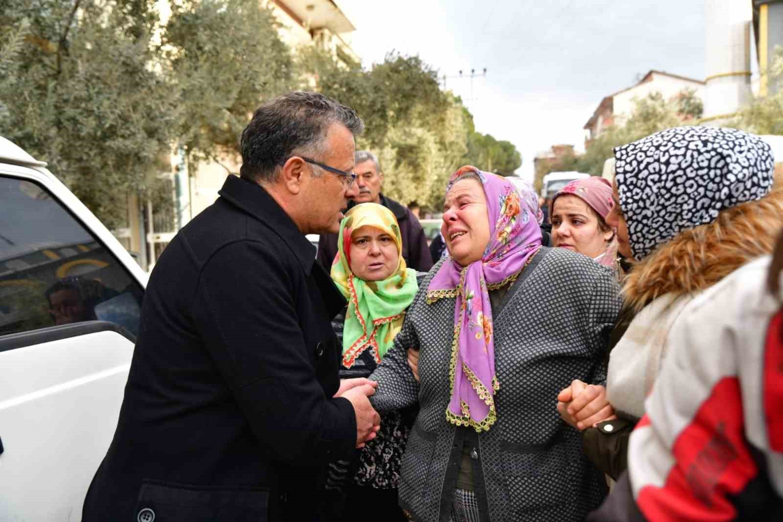 Eşi tarafından öldürülen kadının tabutunu kadınlar taşıdı Eşi tarafından öldürülen kadının tabutunu kadınlar taşıdı