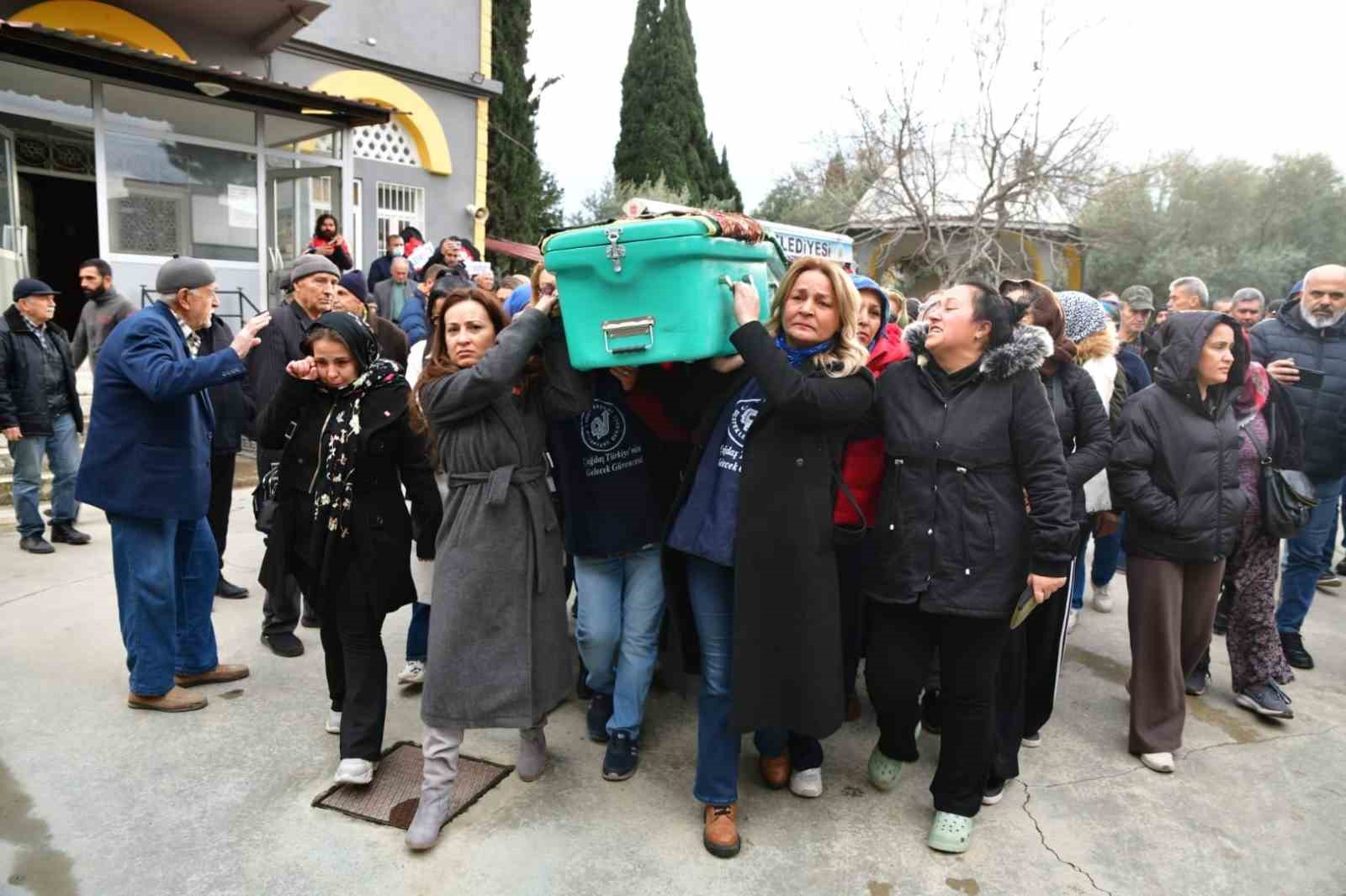 Eşi tarafından öldürülen kadının tabutunu kadınlar taşıdı Eşi tarafından öldürülen kadının tabutunu kadınlar taşıdı