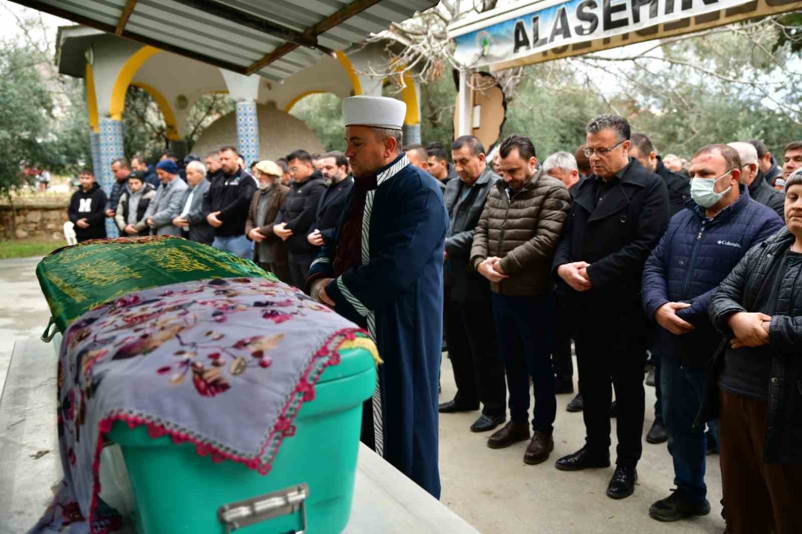 Eşi tarafından öldürülen kadının tabutunu kadınlar taşıdı Eşi tarafından öldürülen kadının tabutunu kadınlar taşıdı