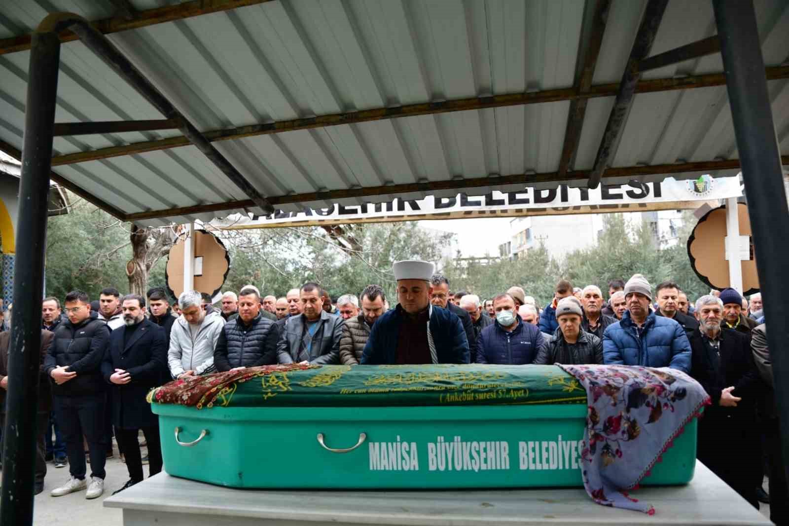 Eşi tarafından öldürülen kadının tabutunu kadınlar taşıdı Eşi tarafından öldürülen kadının tabutunu kadınlar taşıdı