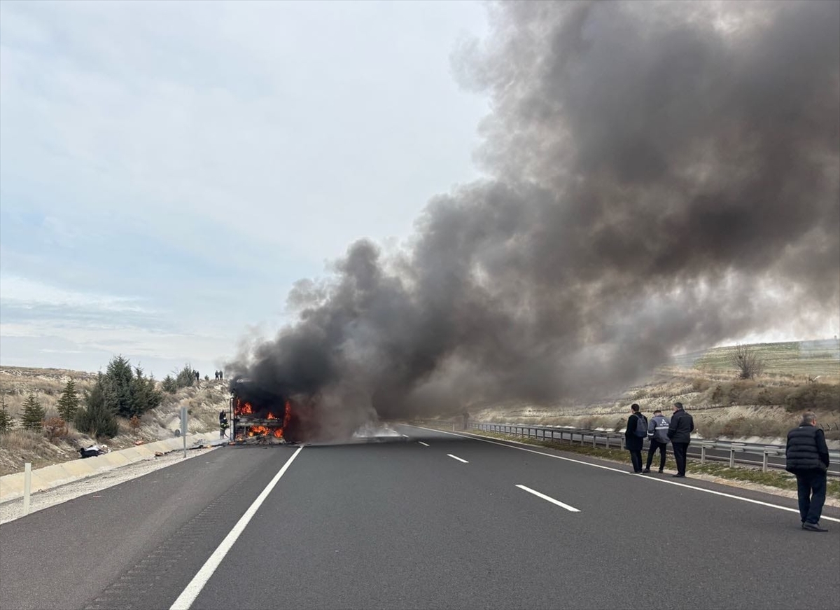 Eskişehir'de çıkan yangında yolcu otobüsü kullanılamaz hale geldi