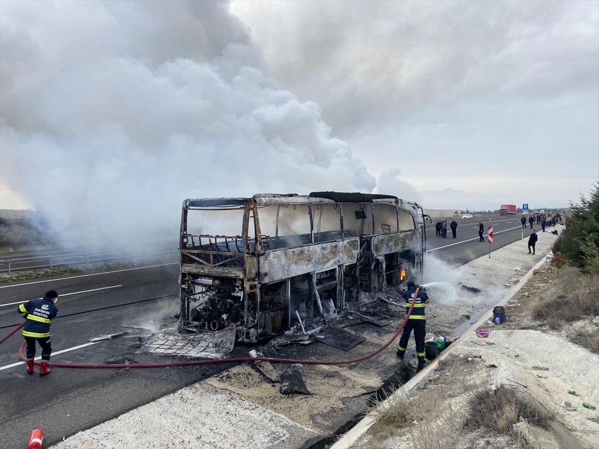 Eskişehir'de çıkan yangında yolcu otobüsü kullanılamaz hale geldi