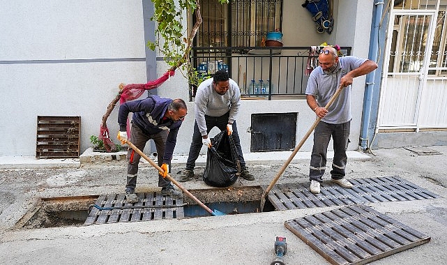 Gaziemir'de kışa hazırlık: Yağmur suyu kanalları temizleniyor