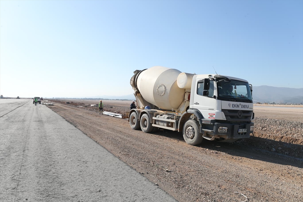Hatay Havalimanı'nda ikinci pistin yapım çalışması sürüyor