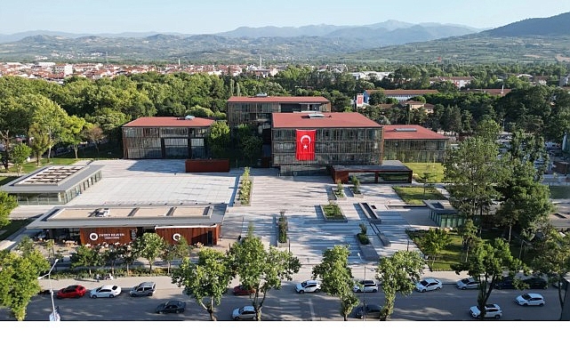 İnegöl Belediyesi'nden 1650 Öğrenciye 3.3 Milyon TL'lik Kırtasiye Desteği