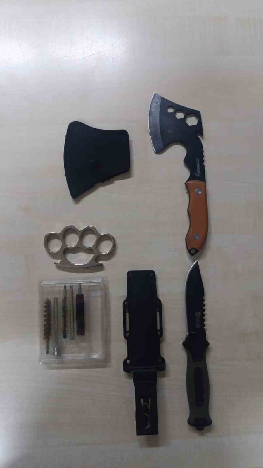 İstanbul merkezli DEAŞ operasyonunda kılıç, pala, kasatura ele geçirildi