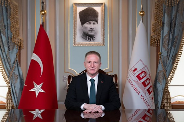 İstanbul Valisi Gül mezuniyet törenine katıldı İstanbul Valisi Gül mezuniyet törenine katıldı