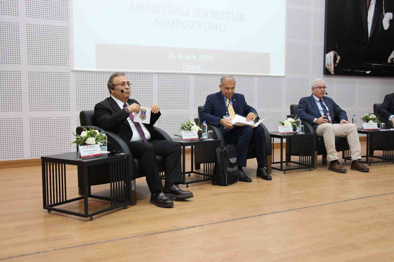 İzmir’de, 20. yılında Denetimli Serbestlik Sempozyumu düzenlendi İzmir’de, 20. yılında Denetimli Serbestlik Sempozyumu düzenlendi