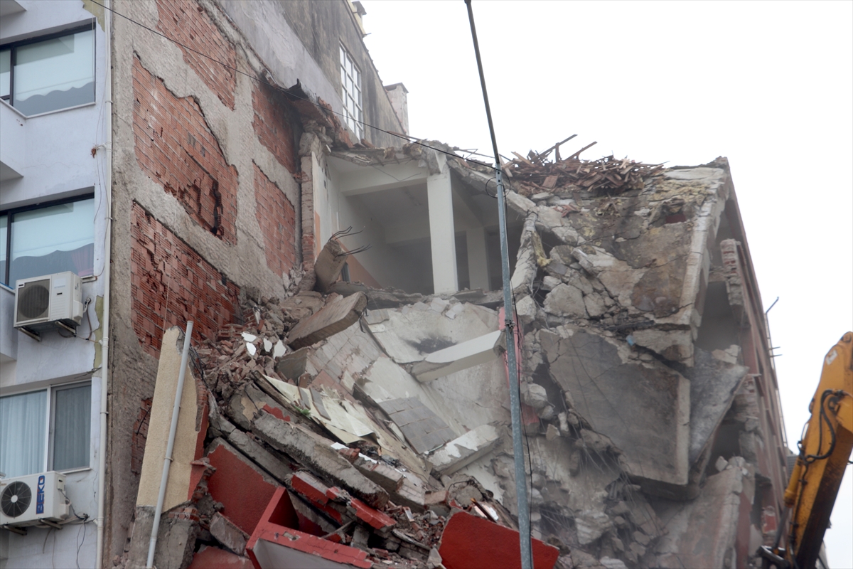 İzmir'de bina yıkımı sırasında bitişikteki apartman zarar gördü