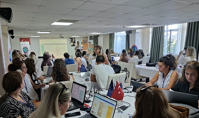 İzmir'de Erasmus+ Okul Eğitimi Akreditasyonu Deneyim Paylaşım Çalıştayı Gerçekleştirildi