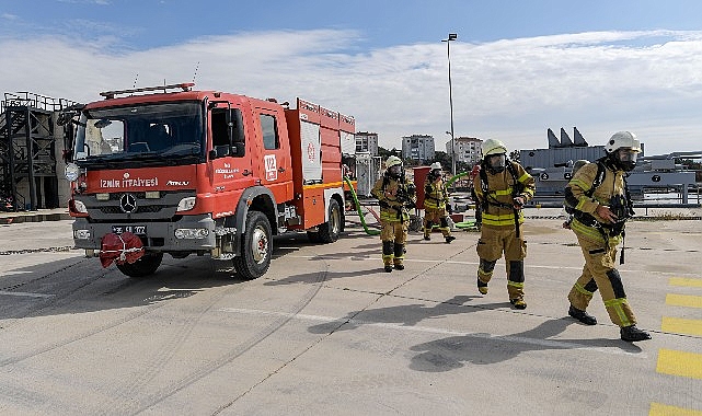 İzmir'in yeni itfaiyecileri alevlerin arasında göreve hazırlanıyor