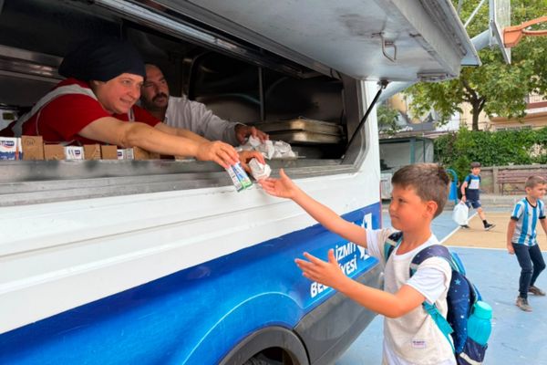 İzmit Belediyesinden öğrencilere karne öncesi ikram İzmit Belediyesinden öğrencilere karne öncesi ikram