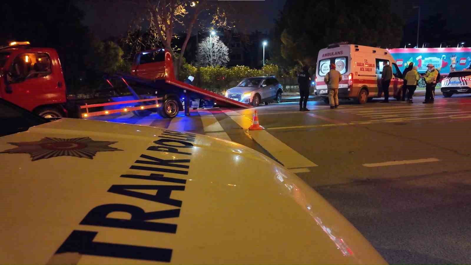 Kadıköy’de virajı alamayan sürücü, takla atıp elektrik direğini devirdi